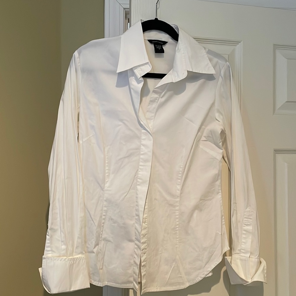 Moda -Victoria Secret-long sleeve blouse with hidden buttons. Cuffs.